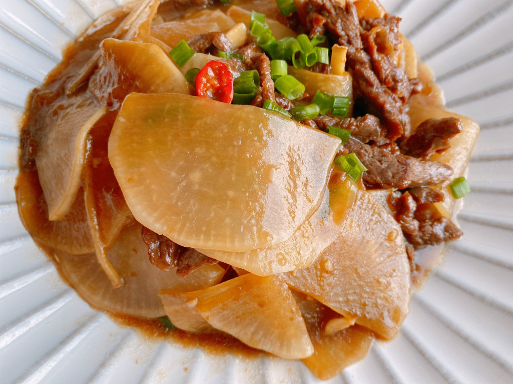 萝卜炒牛肉好吃有技巧萝卜处理是关键这样做牛肉滑嫩萝卜鲜甜