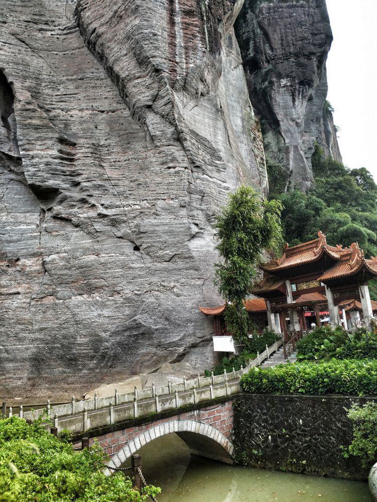 没有洞穴却叫做洞 因这里有独特的一线天