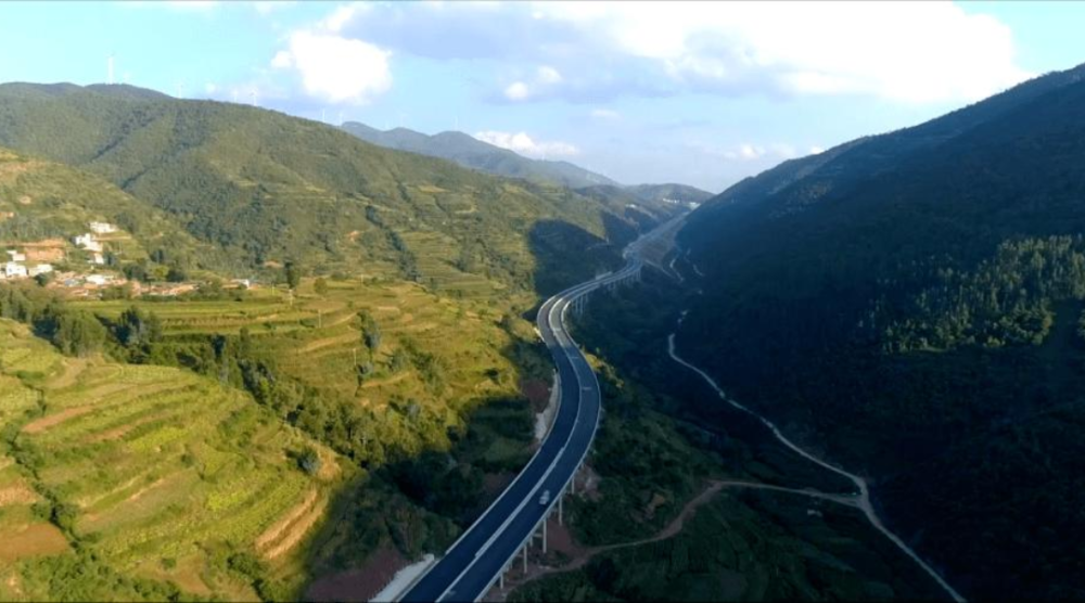 促进了滇中,滇西经济一体化发展,进一步打造大滇西旅游环线