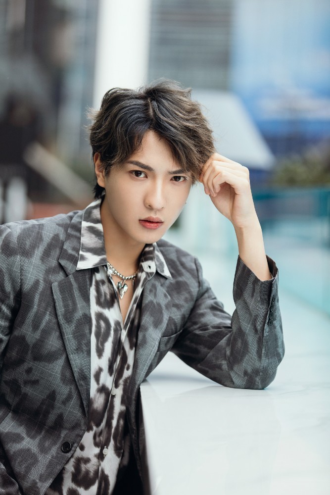 据悉, 由董岩磊参演的电视剧《杀破狼》也已经杀青, 即将于2021年与