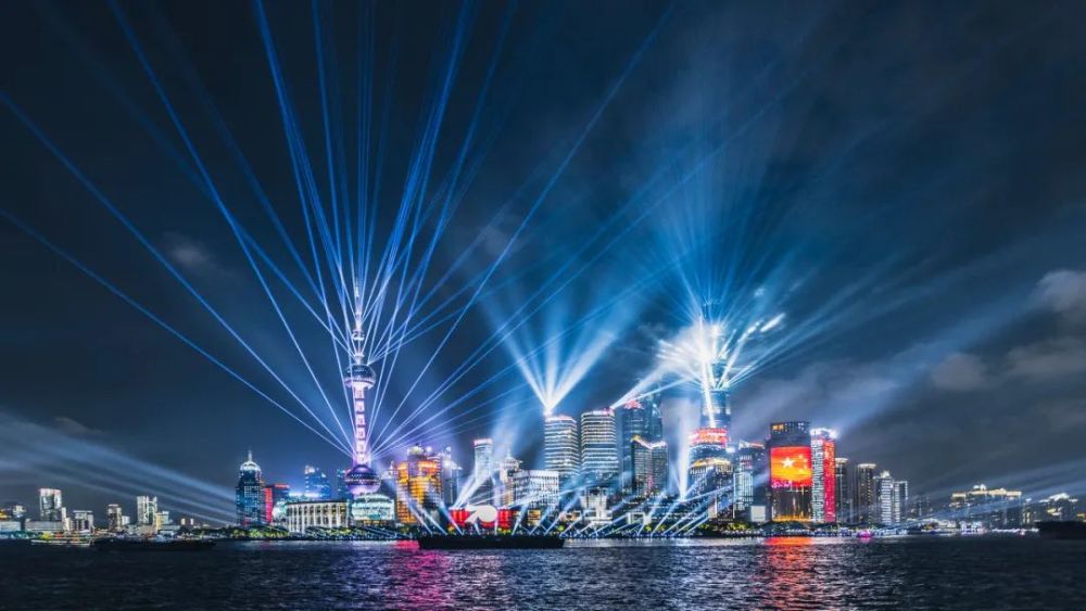 每年外滩跨年几乎都是人声鼎沸,一边是古朴的百年欧美风情建筑群,一边