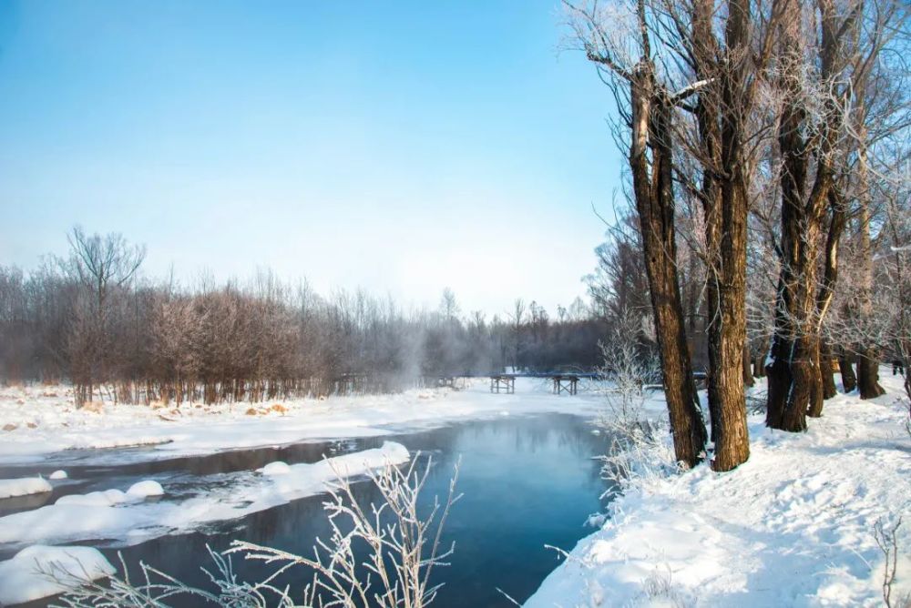 在四周全被零下几十度的超低温封冻的时候,不冻河的水蒸气还在源源不