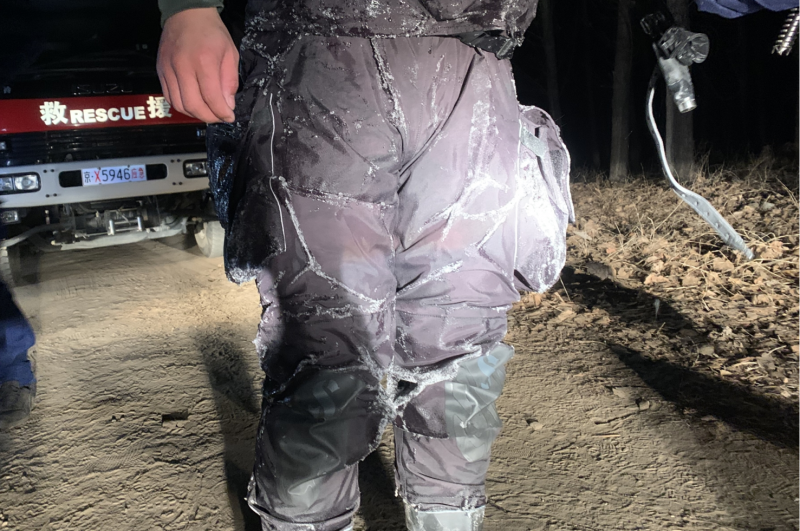 冰下搜寻落水者 救援队出水后潜水服瞬间结冰