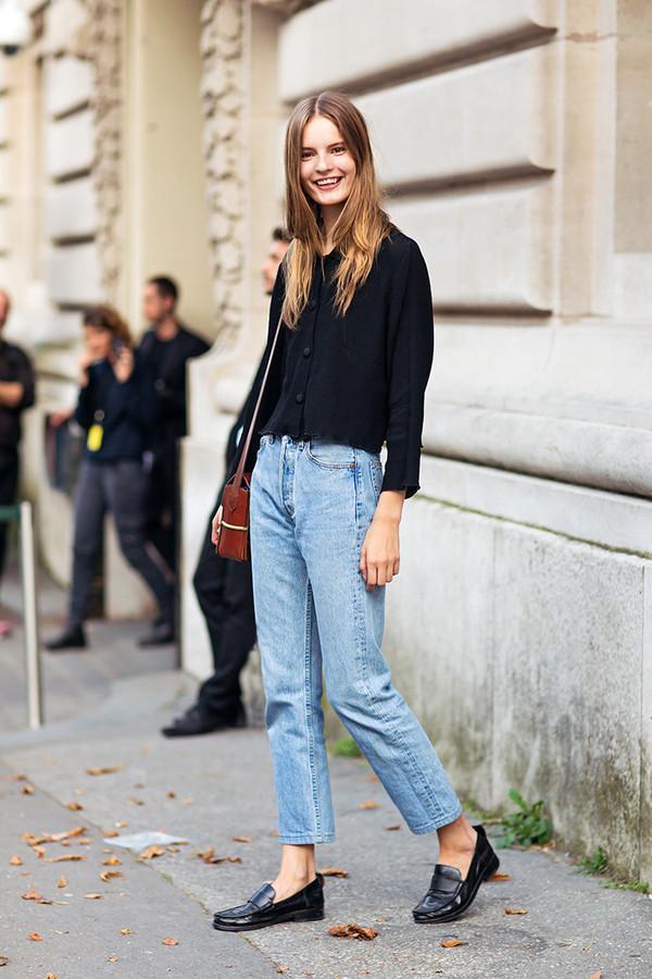 今年流行穿"乐福鞋 牛仔裤",优雅得体还减龄,适合40岁女人_腾讯新闻