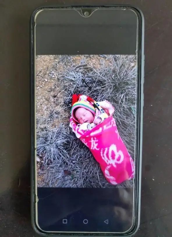 文山州一男子捡到一名弃婴后,收养问题愁坏了……_腾讯新闻