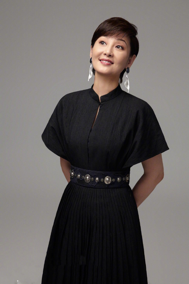 徐帆很有阔太气质范穿一袭连衣裙出席活动优雅贵气十足