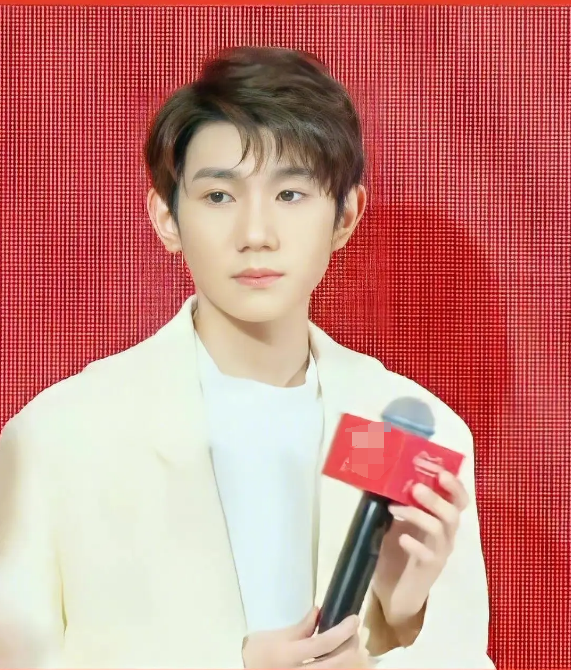 王源线下直播,皮肤白皙力破健康宝大头照