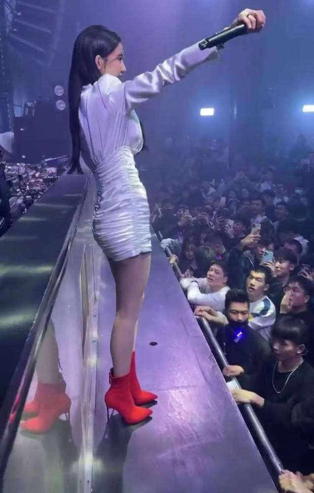 百万网红潘南奎酒吧捞金,站高台表演,前排观众不看表演只拍照_腾讯