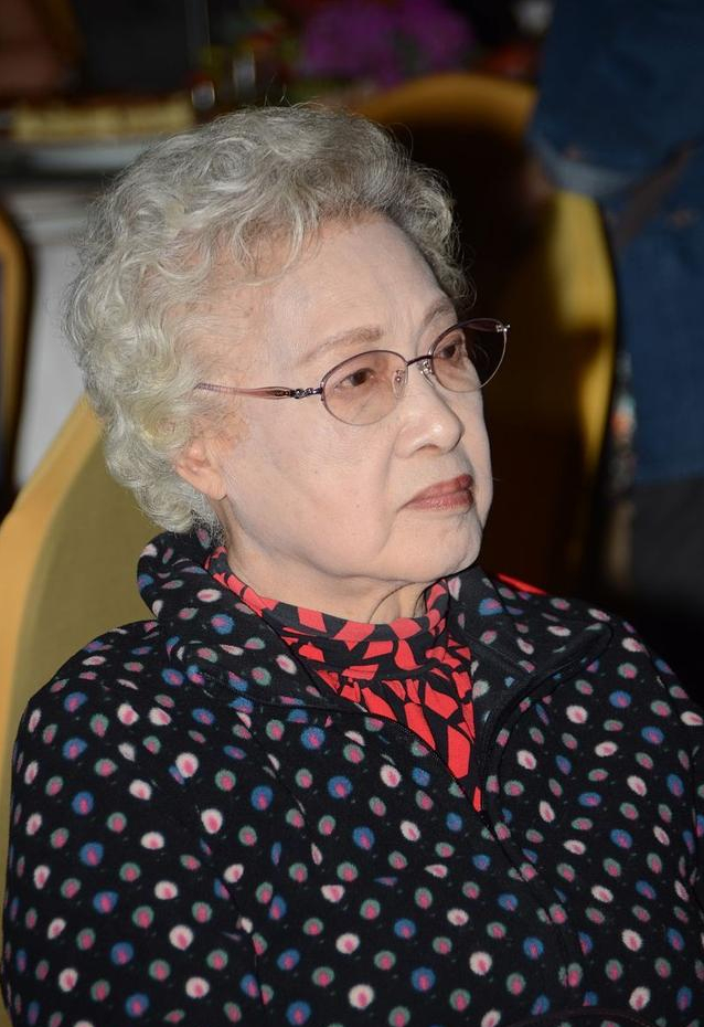 自然老去的秦怡,98岁也能驾驭红唇和潮装,这才叫美得不可方物