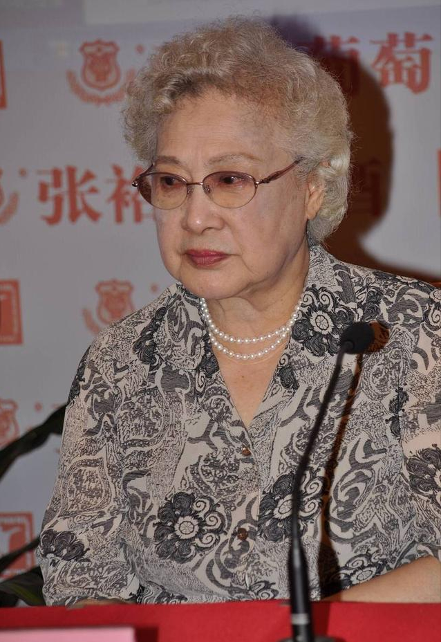 自然老去的秦怡,98岁也能驾驭红唇和潮装,这才叫美得不可方物