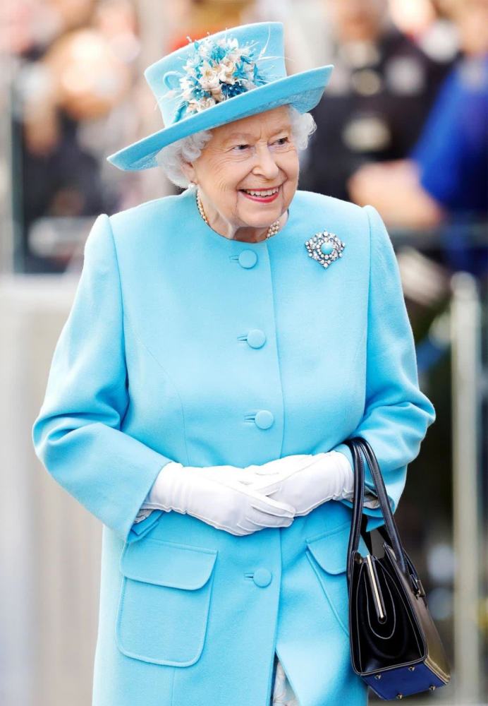 英国女王近照老得认不出穿松柏绿旧裙气质高贵眼底乌青真憔悴