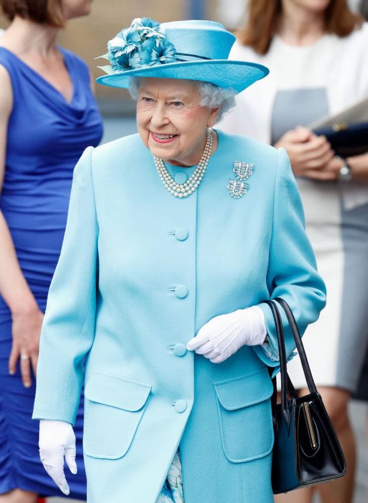 英国女王近照老得认不出穿松柏绿旧裙气质高贵眼底乌青真憔悴