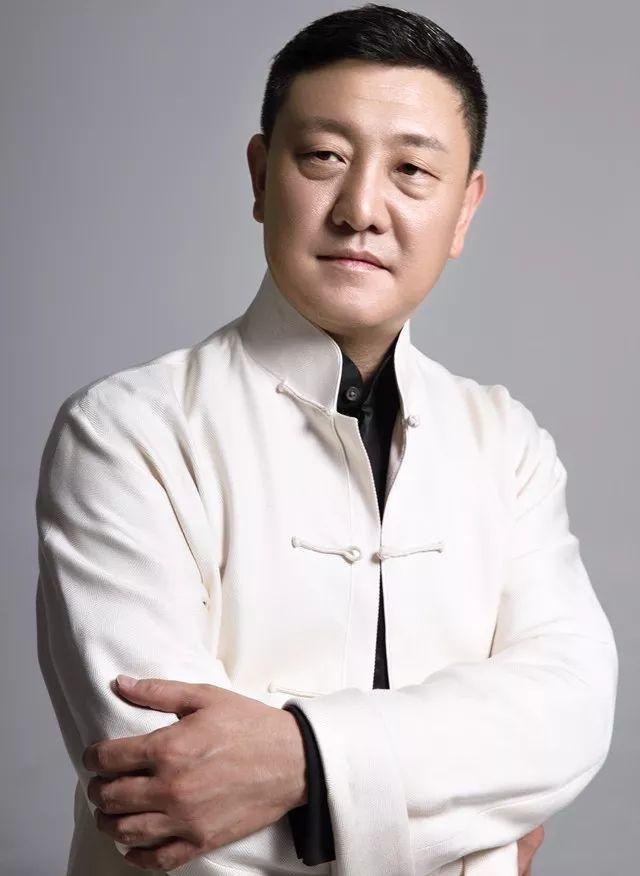 52岁韩磊小商演面容苍白沧桑憔悴娶小16岁娇妻住四合院