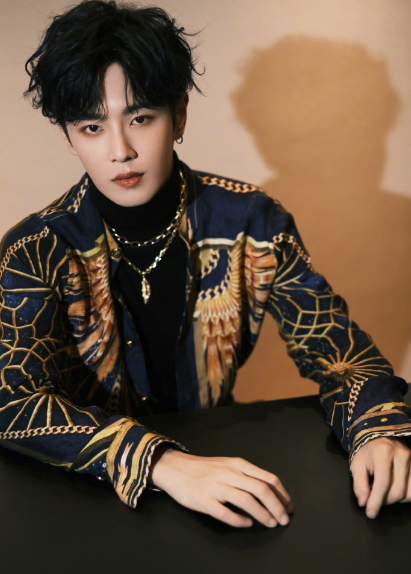 李汶翰穹顶星海衬衫衬衫造型充满设计感鎏金穹顶温暖寒凉冬季