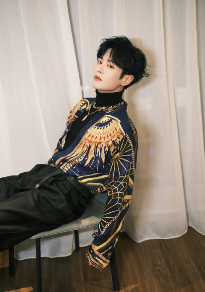 李汶翰穹顶星海衬衫衬衫造型充满设计感鎏金穹顶温暖寒凉冬季