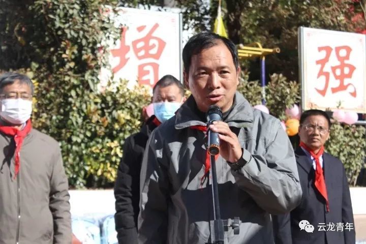 大理州"关爱留守儿童·助力脱贫攻坚"安全爱心书包走进云龙