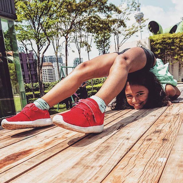 英国12岁女孩超级柔韧身体轻松叠成三折网友现实版弹力超人