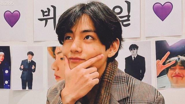 Bts金泰亨26岁生日直播剧透新歌 胡渣痘印素颜太真实 5岁田柾国客串 娱乐