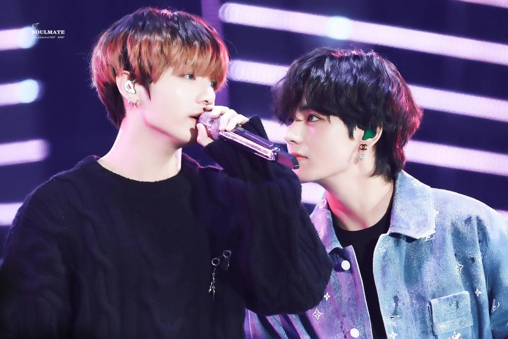 bts金泰亨26岁生日直播剧透新歌胡渣痘印素颜太真实5岁田柾国客串