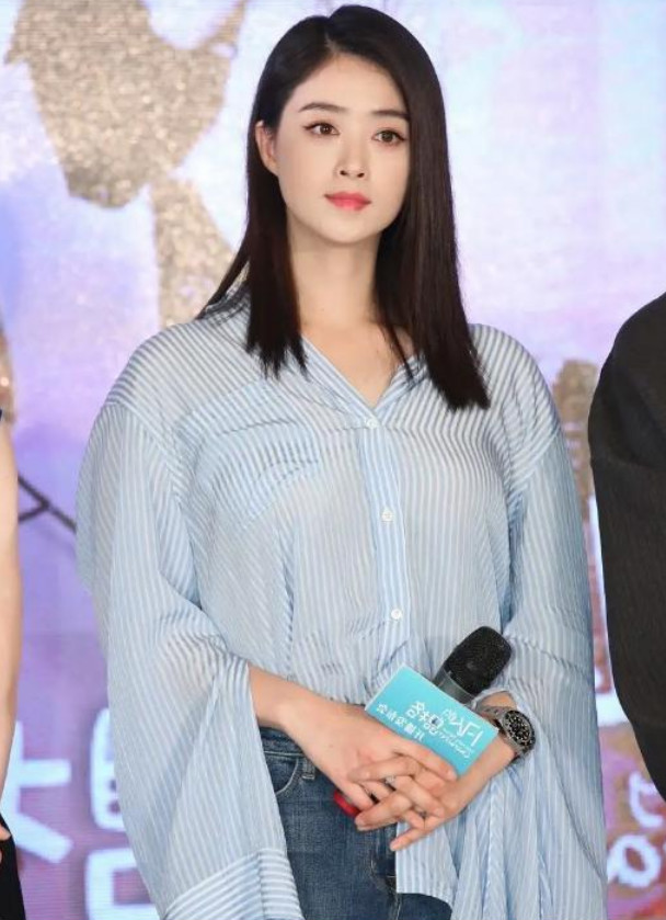 还在嫌弃牛仔裤难看?看蒋欣在裤脚增宽3cm后,贼显得腿长