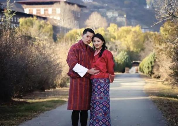 不丹国王曾称佩玛为自己的心灵情人,瀑布下表真情,造型狂野