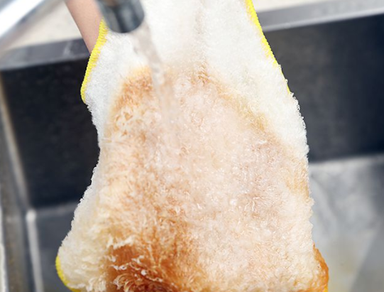 其实非常的简单,我们完全可以把厨房的脏抹布给丢掉,然后学会2招,不用