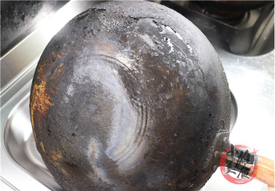 不管锅底油垢多脏多厚牢记4个妙招旧锅马上变新锅都学一学