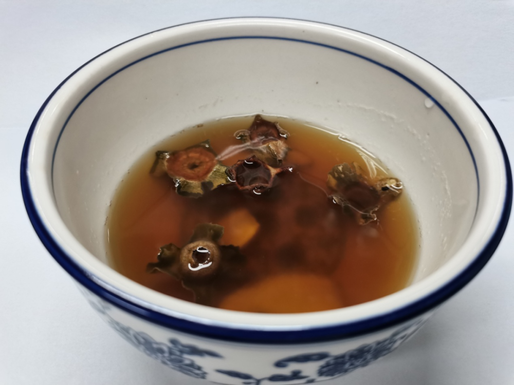 材料:生姜5克,柿蒂5枚,红糖10克.