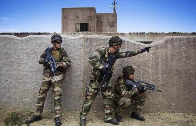 法国外籍军团遭遇袭击,一声巨响,3名士兵被炸身亡!