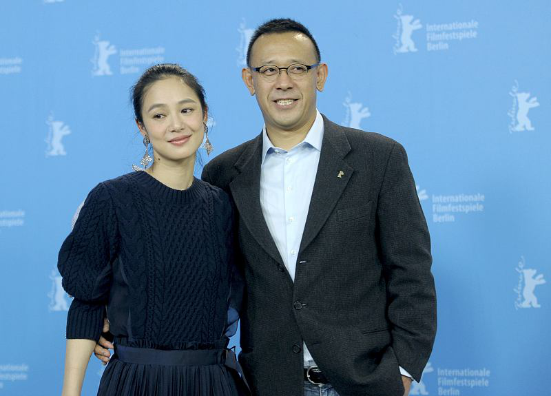 周韵和老公同框出镜穿半裙配红色堆堆袜靠在一起真有夫妻相