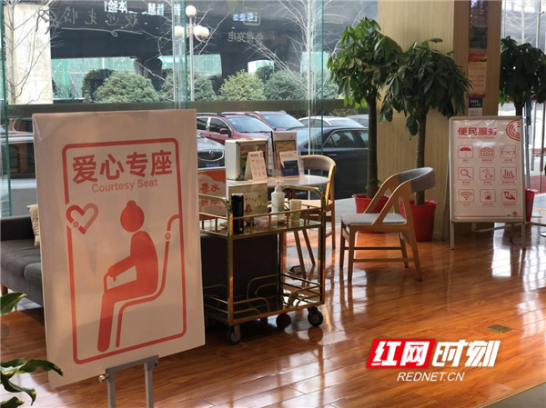 一方面,湖南联通在营业厅外设置无障碍通道,在营业厅内设置老年人专席