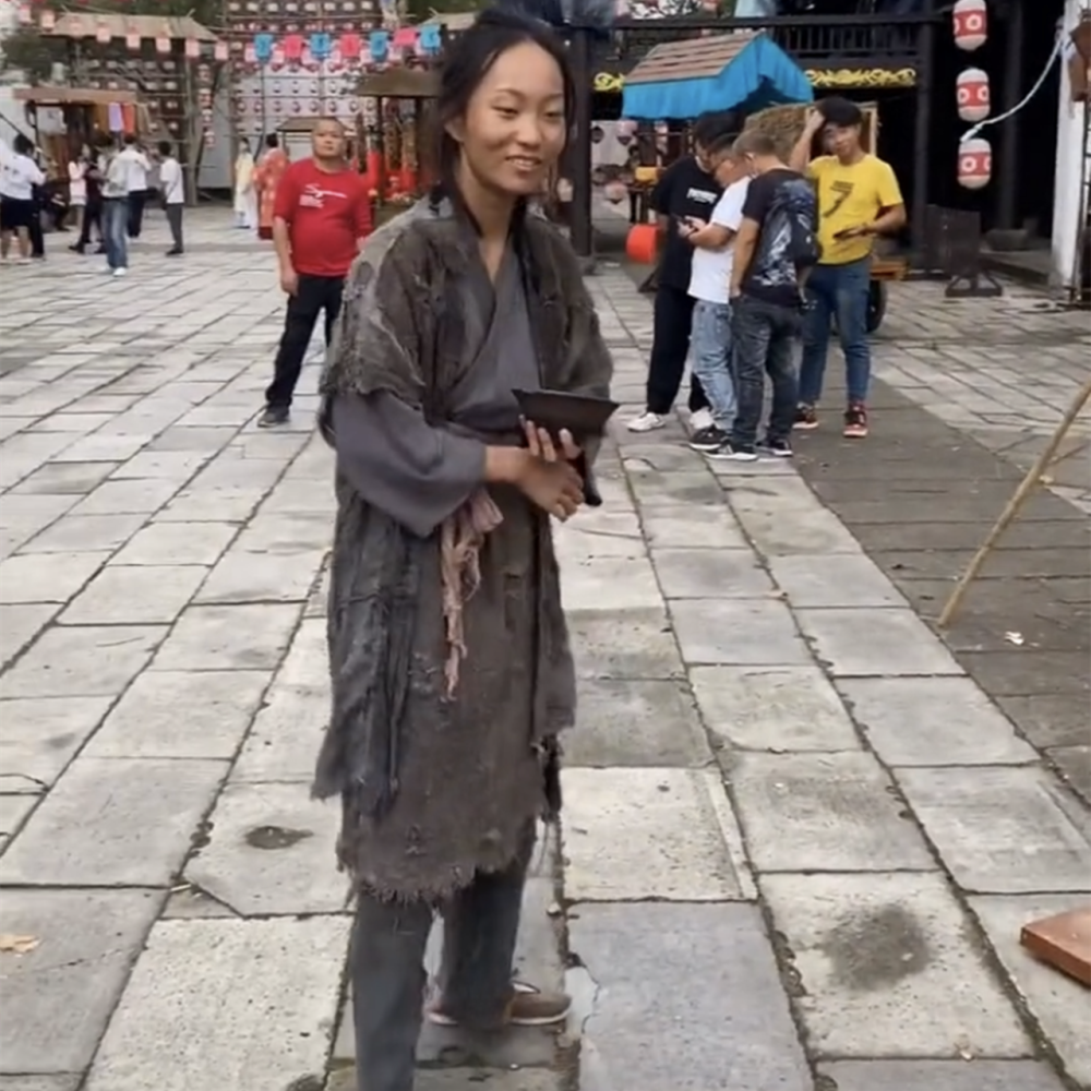 贝勒爷爆炸头新发型神似国际模特,看到其正脸,网友笑了_腾讯新闻