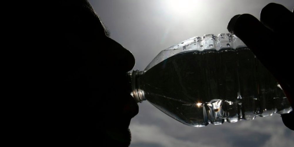 英国一公务员为"治愈"新冠疯狂喝水,因水中毒进了icu