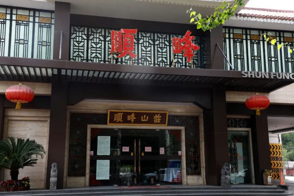 都是西北窑洞打扮,他们还在西翠路上开了一家带歌舞演出的腾格里塔拉