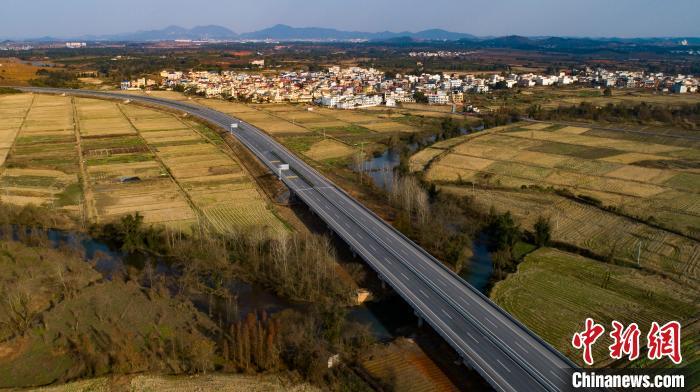 航拍江西新余环城路工程连接城乡宛若游龙