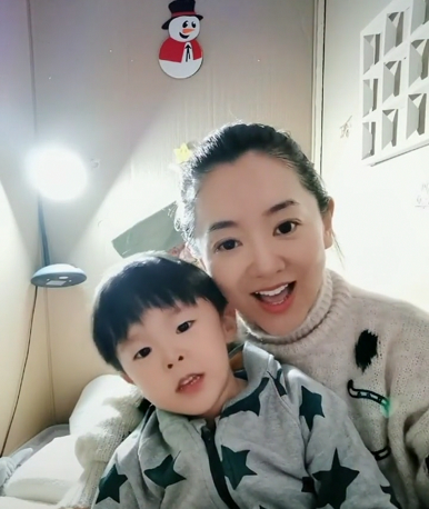 42岁月亮姐姐罕晒3岁儿子意外暴露豪宅冰箱嫁富商后生活幸福