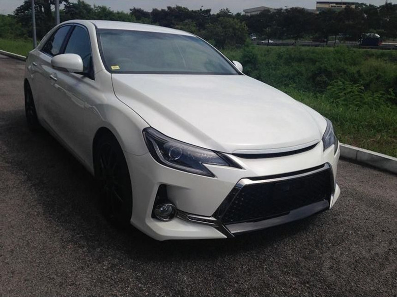 全新丰田锐志运动版现身实拍,身披熏黑套件 四出排气,配3.