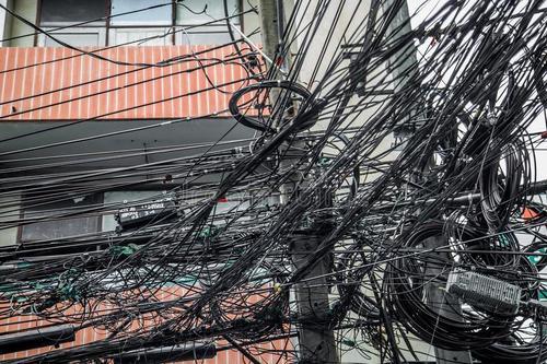 电线杆遍布着各种各样的电线,网线或者是光纤等等,非常的杂乱不美观