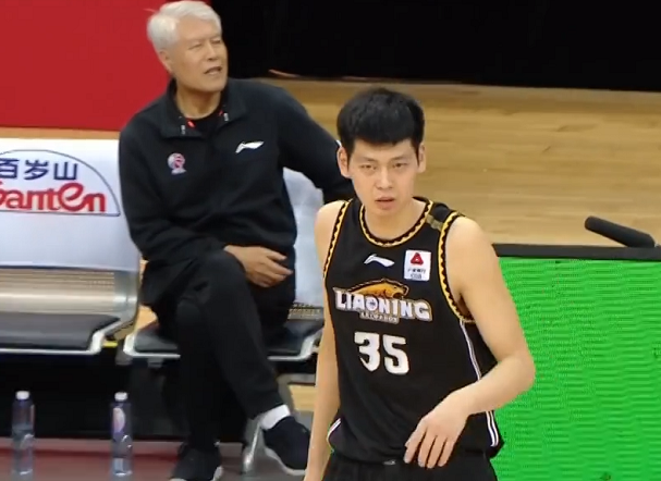 随后辽宁男篮球员张镇麟和马壮也进行了留言,尤其是马壮调侃朱荣振瘦