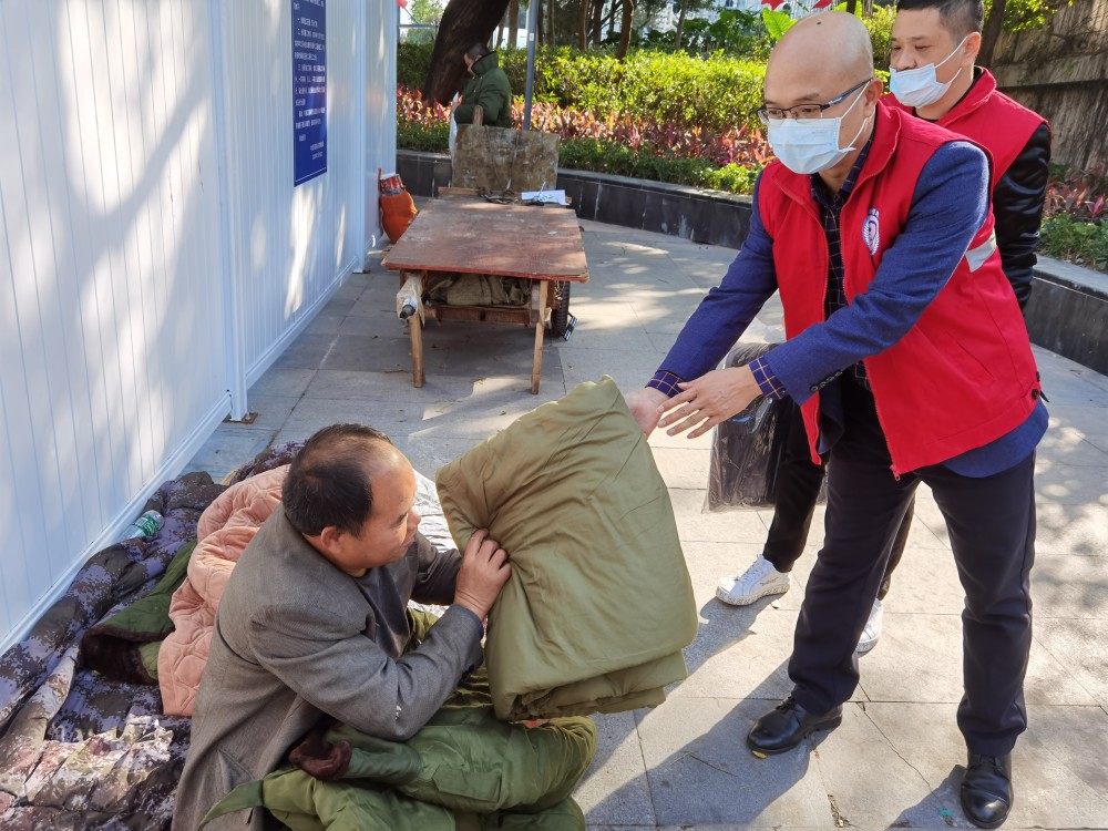 寒潮来临全天24小时值班市救助站针对流浪人员开展专项救助工作