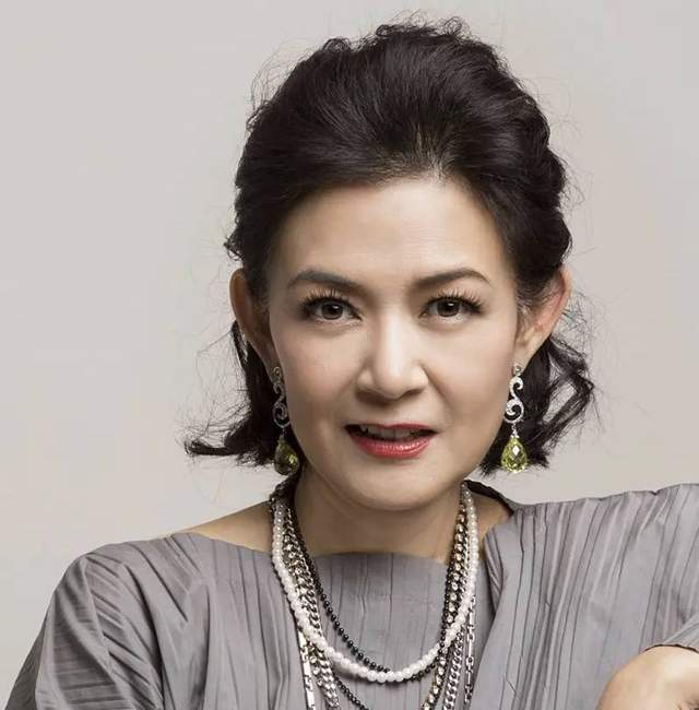 tvb绿叶潘芳芳剧中掌掴袁洁莹成经典,43岁高龄产子,成人生赢家