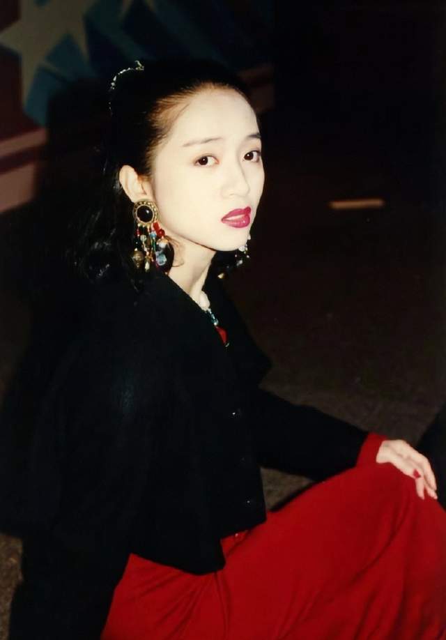 梅启明赴宝莲寺为亡妹上香祭拜97岁梅妈憾缺席粉丝自发悼念