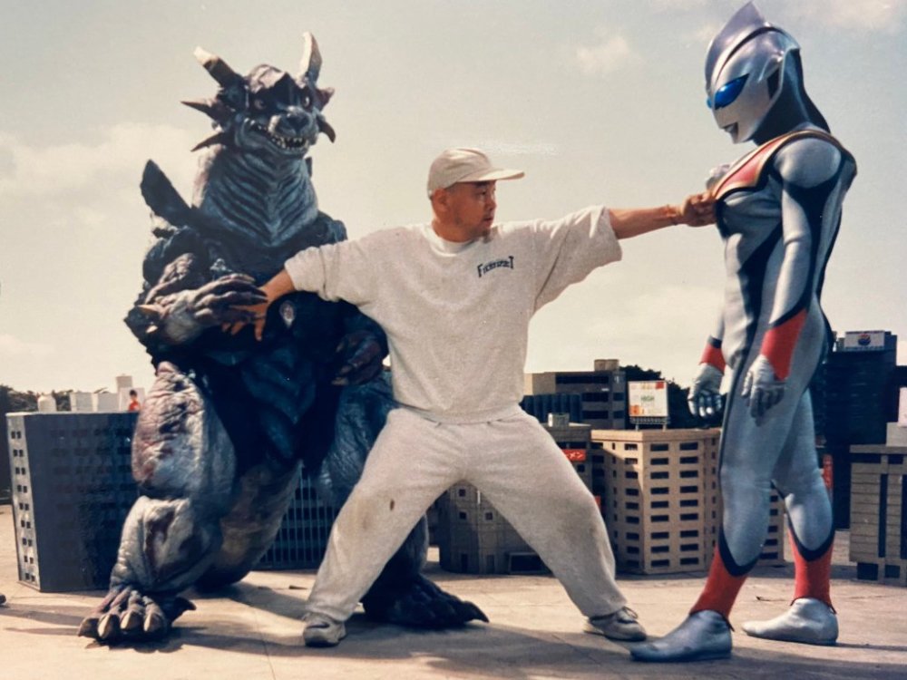 权藤和中村浩二的身高应该是差不多的,这张照片看起来迪迦奥特曼高出