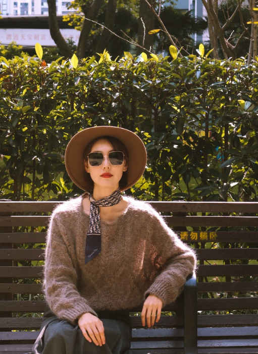 王冠的穿搭才叫洋气 棕色毛衣配半身裙 用帽子 丝巾来提亮造型 腾讯新闻