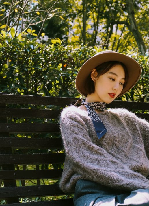 王冠的穿搭才叫洋气 棕色毛衣配半身裙 用帽子 丝巾来提亮造型 腾讯新闻