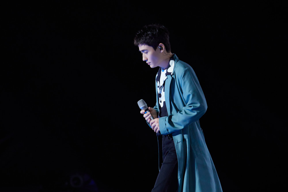 神隐朱一龙现身海口跨年,牵手谢霆锋,给2020画下圆满句号!