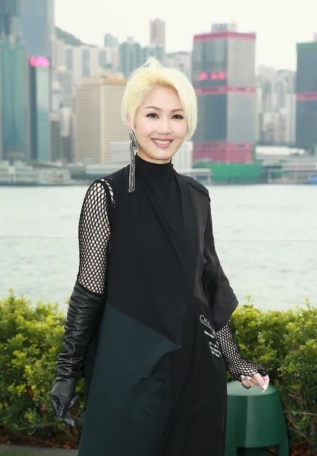 杨千嬅真喜欢染头,穿一身黑色的裙装,气质低的人可驾驭不了_腾讯新闻