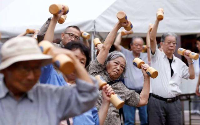 如果是女性幹部的話,則在55歲退休,而這一個規定的退休年齡當年制定的