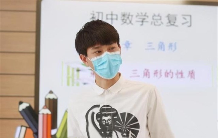 95后最帅数学老师火了摘口罩酷似明星网友别人家的老师