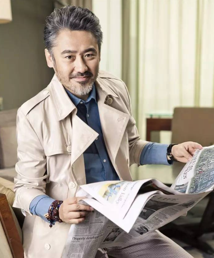 52岁吴秀波老得真快头发花白身材变油腻穿衣都显得有些邋遢